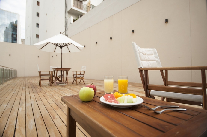 Imagen de la piscina del Hotel Dazzler By Wyndham Buenos Aires Recoleta. Foto 11