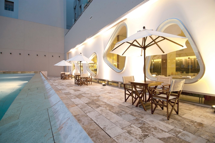 Imagen de la piscina del Hotel Dazzler By Wyndham Buenos Aires Recoleta. Foto 12