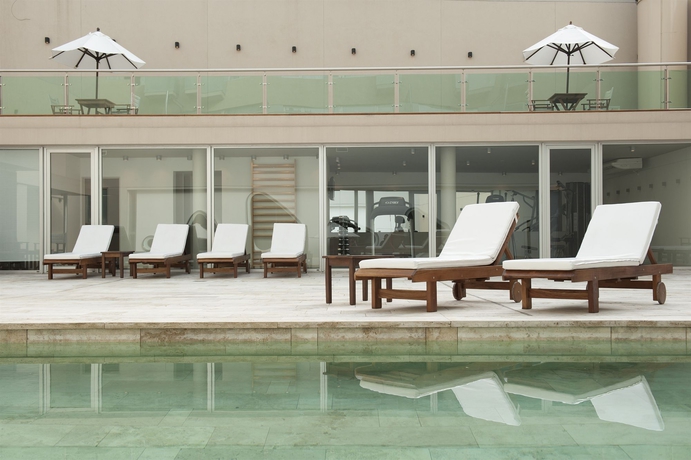 Imagen de la piscina del Hotel Dazzler By Wyndham Buenos Aires Recoleta. Foto 16