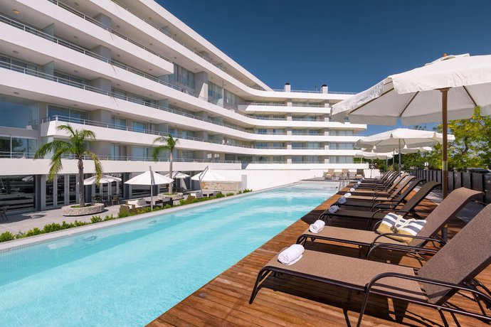 Imagen de la piscina del Hotel Dazzler By Wyndham Colonia. Foto 17