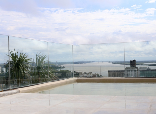 Imagen de la piscina del Hotel Dazzler By Wyndham Rosario. Foto 19