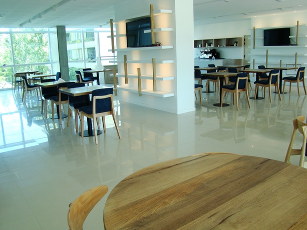 Imagen del bar/restaurante del Hotel Dazzler By Wyndham Rosario. Foto 3