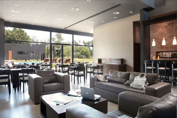 Imagen del bar/restaurante del Hotel Dazzler Campana. Foto 2