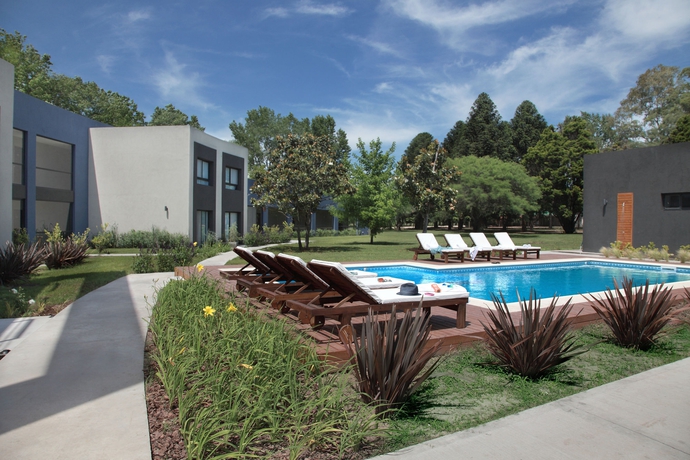 Imagen de la piscina del Hotel Dazzler Campana. Foto 14