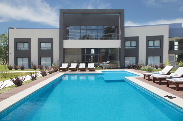 Imagen de la piscina del Hotel Dazzler Campana. Foto 16