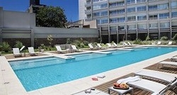 Imagen de la piscina del Hotel Dazzler Flats San Telmo. Foto 5