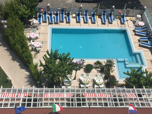 Imagen de la piscina del Hotel De Amicis. Foto 18