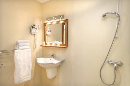 Imagen de la habitación del Hotel De France, Chaudeyrac. Foto 3