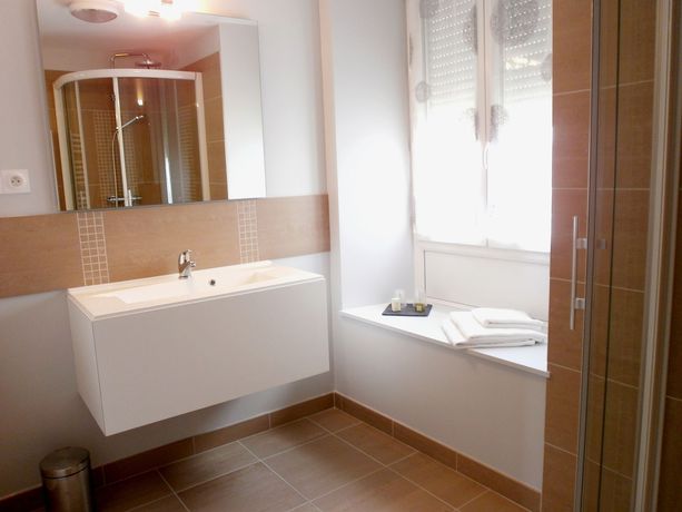 Imagen de los exteriores del Hotel De France, Isigny-sur-Mer. Foto 9