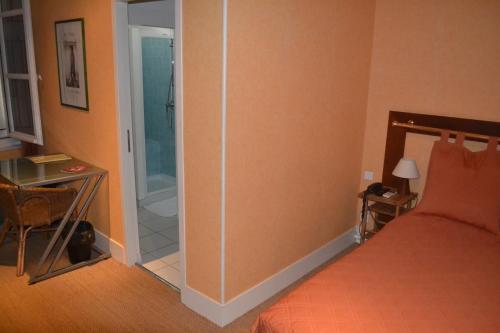 Imagen de la habitación del Hotel De France, Libourne. Foto 6