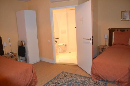 Imagen de la habitación del Hotel De France, Libourne. Foto 9