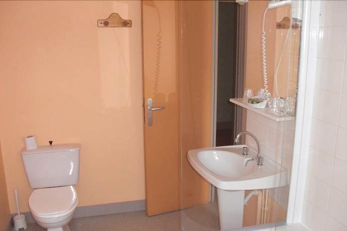 Imagen de la habitación del Hotel De France, Rochechouart. Foto 11