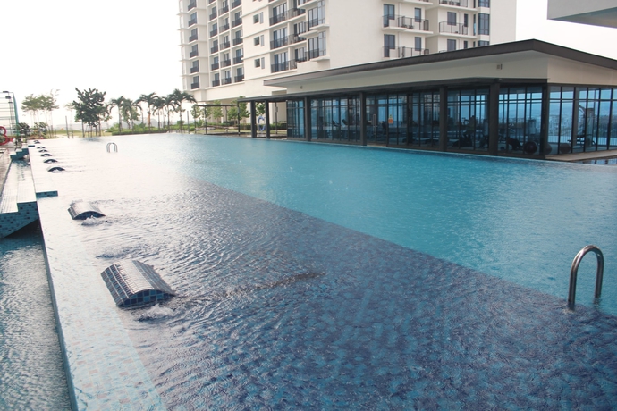 Imagen de la piscina del Hotel De Houz - Trefoil Setia Alam Home Stay. Foto 18