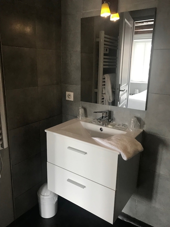 Imagen de la habitación del Hotel De La Basilique. Foto 12