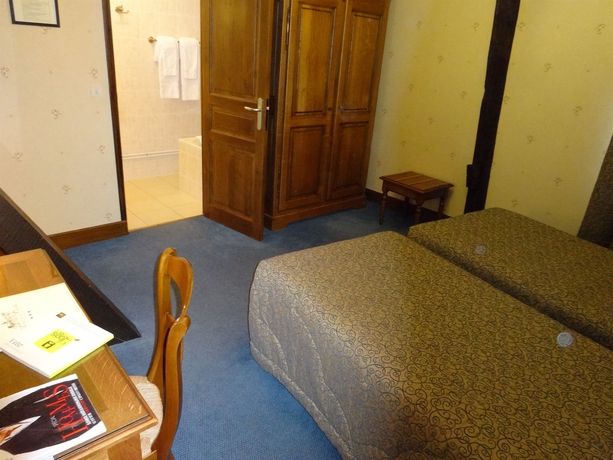 Imagen de la habitación del Hotel De La Cloche, Beaune. Foto 1