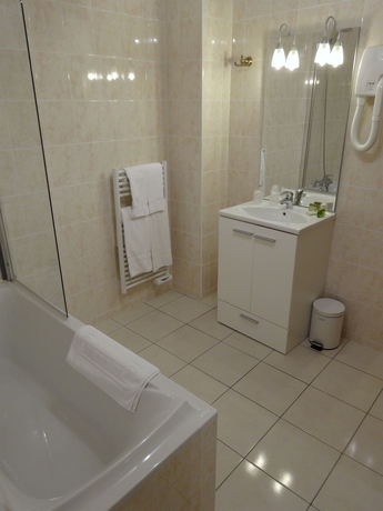 Imagen de la habitación del Hotel De La Cloche, Beaune. Foto 2