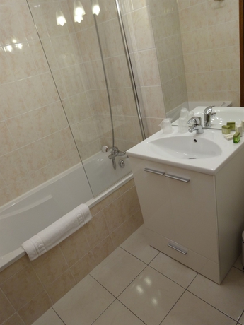 Imagen de la habitación del Hotel De La Cloche, Beaune. Foto 3