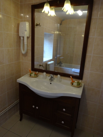 Imagen de la habitación del Hotel De La Cloche, Beaune. Foto 7