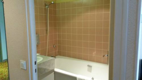 Imagen de la habitación del Hotel De La Cloche. Foto 10