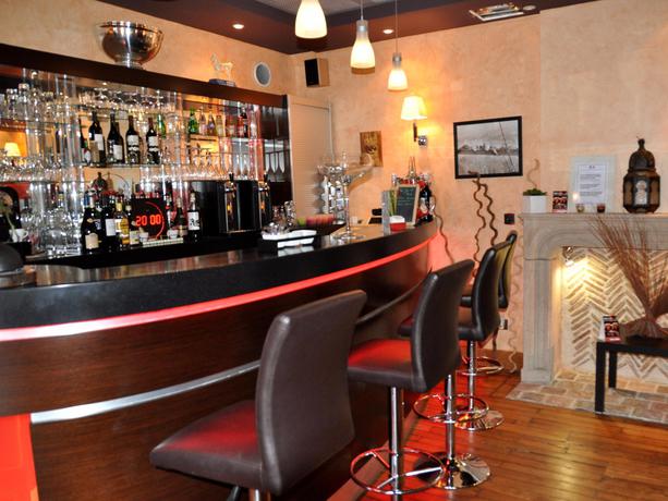 Imagen del bar/restaurante del Hotel De La C&ocirc;te D'or. Foto 2