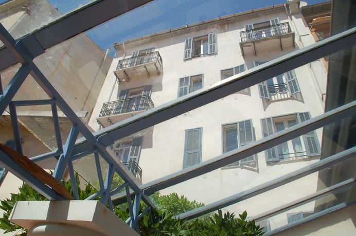 Imagen de los exteriores del Hotel De La Fontaine. Foto 11