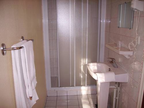 Imagen de la habitación del Hotel De La Gare, Cherbourg. Foto 13