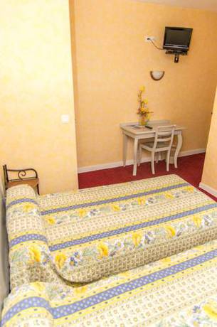 Imagen de la habitación del Hotel De La Gare, Dol de Bretagne. Foto 4