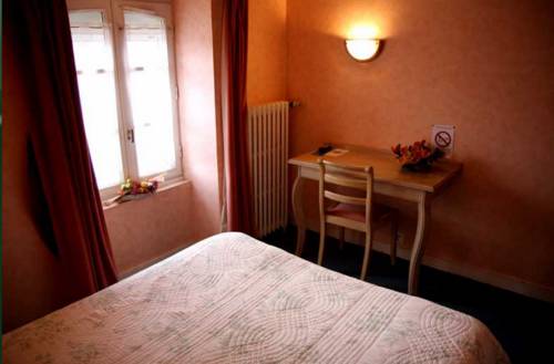 Imagen de la habitación del Hotel De La Gare, Dol de Bretagne. Foto 9