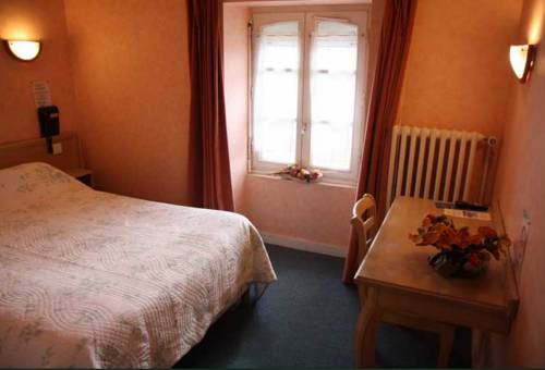 Imagen de la habitación del Hotel De La Gare, Dol de Bretagne. Foto 10