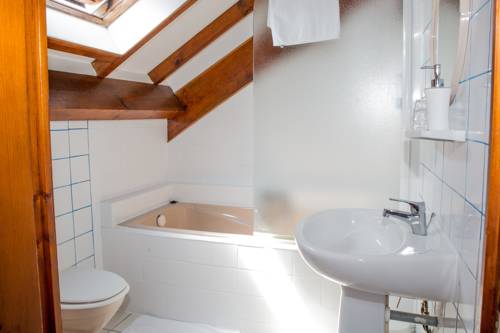 Imagen de la habitación del Hotel De La Gare, Hendaye. Foto 3