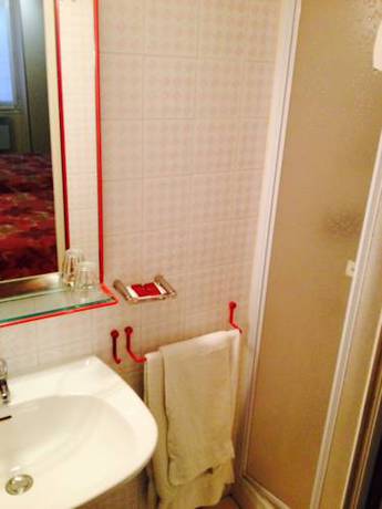 Imagen de la habitación del Hotel De La Gare, Hendaye. Foto 11