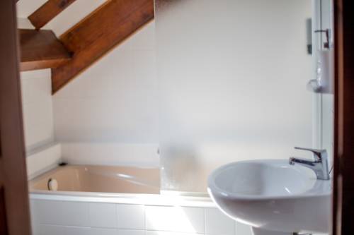 Imagen de la habitación del Hotel De La Gare, Hendaye. Foto 15