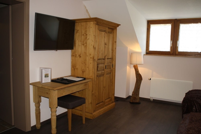 Imagen de la habitación del Hotel De La Gare, Monthey. Foto 3