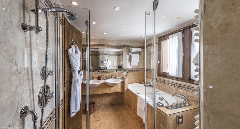 Imagen de la habitación del Hotel De La Loze. Foto 16