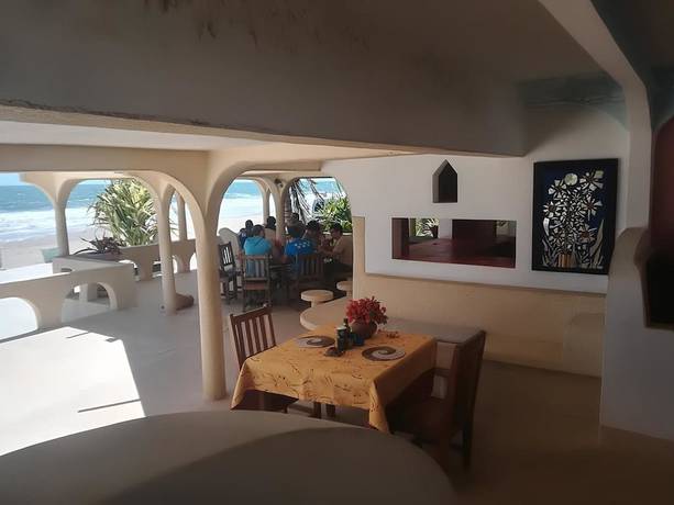 Imagen del bar/restaurante del Hotel De La Mer, Communaut&eacute; rurale de Diemb&eacute;ring. Foto 2