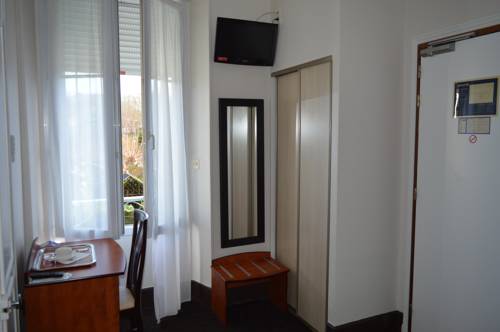 Imagen de la habitación del Hotel De La Paix, Oloron Sainte Marie. Foto 7