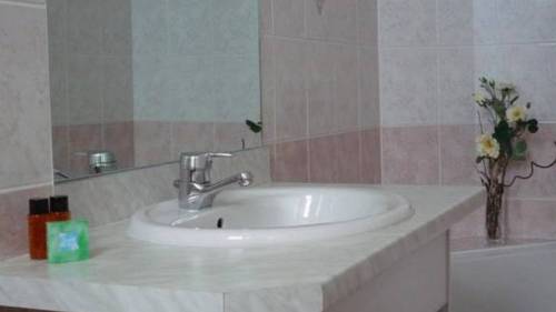 Imagen de la habitación del Hotel De La Paix, Oloron Sainte Marie. Foto 14