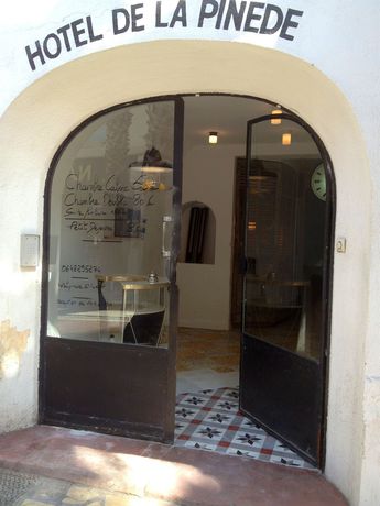 Imagen de los exteriores del Hotel De La Pin&egrave;de. Foto 10