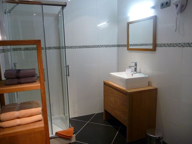 Imagen de la habitación del Hotel De La Poste, AUXERRE. Foto 5