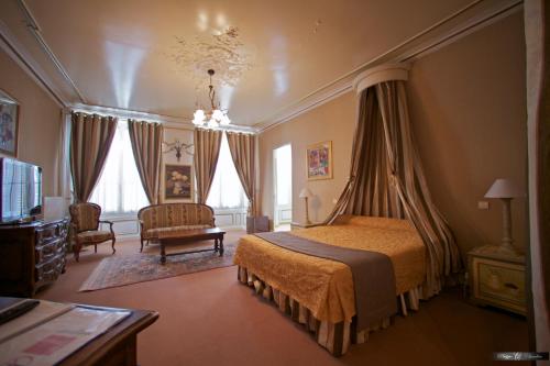 Imagen de la habitación del Hotel De La Poste, Langres. Foto 5