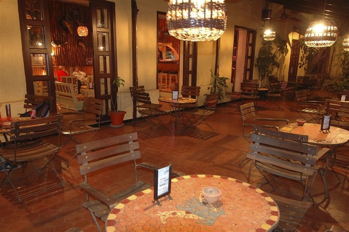 Imagen del bar/restaurante del Hotel De La Poste, Saint Louis. Foto 3