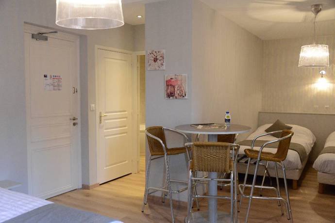 Imagen de la habitación del Hotel De La Poste, Saint-Just-en-Chevalet. Foto 5