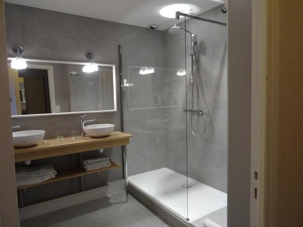 Imagen de la habitación del Hotel De La Poste, Saint-Just-en-Chevalet. Foto 7