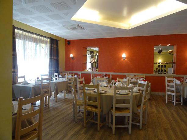 Imagen del bar/restaurante del Hotel De La Poste, Saint-Just-en-Chevalet. Foto 2