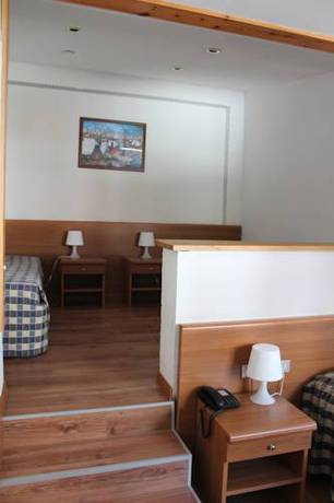 Imagen de la habitación del Hotel De La Telecabine. Foto 4