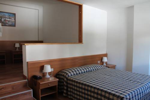 Imagen de la habitación del Hotel De La Telecabine. Foto 7