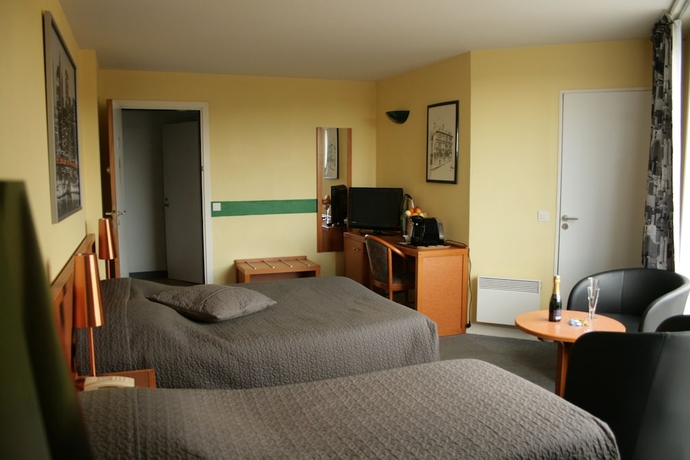 Imagen de la habitación del Hotel De La Tour, Dampierre-sur-Salon. Foto 9