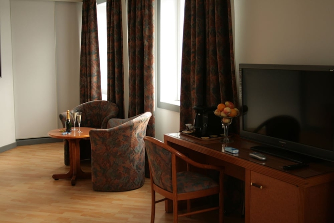 Imagen de la habitación del Hotel De La Tour, Dampierre-sur-Salon. Foto 16
