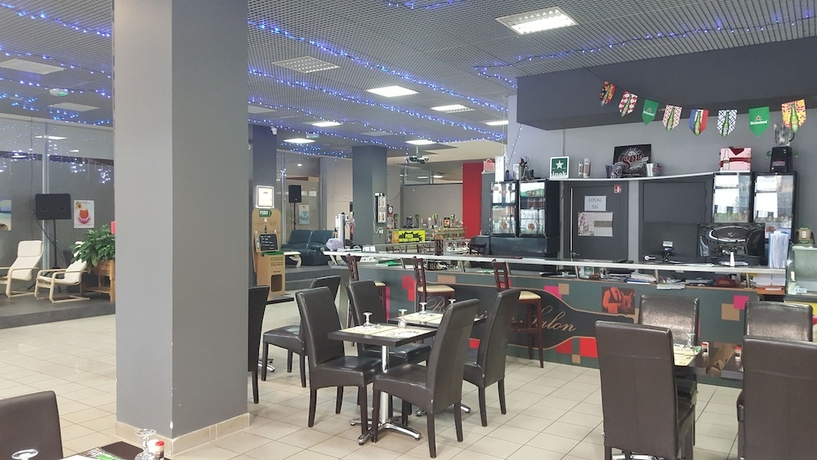 Imagen del bar/restaurante del Hotel De La Tour, Dampierre-sur-Salon. Foto 5