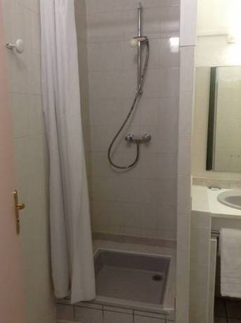 Imagen de la habitación del Hotel De La Tour, Le Chambon-Feugerolles. Foto 5